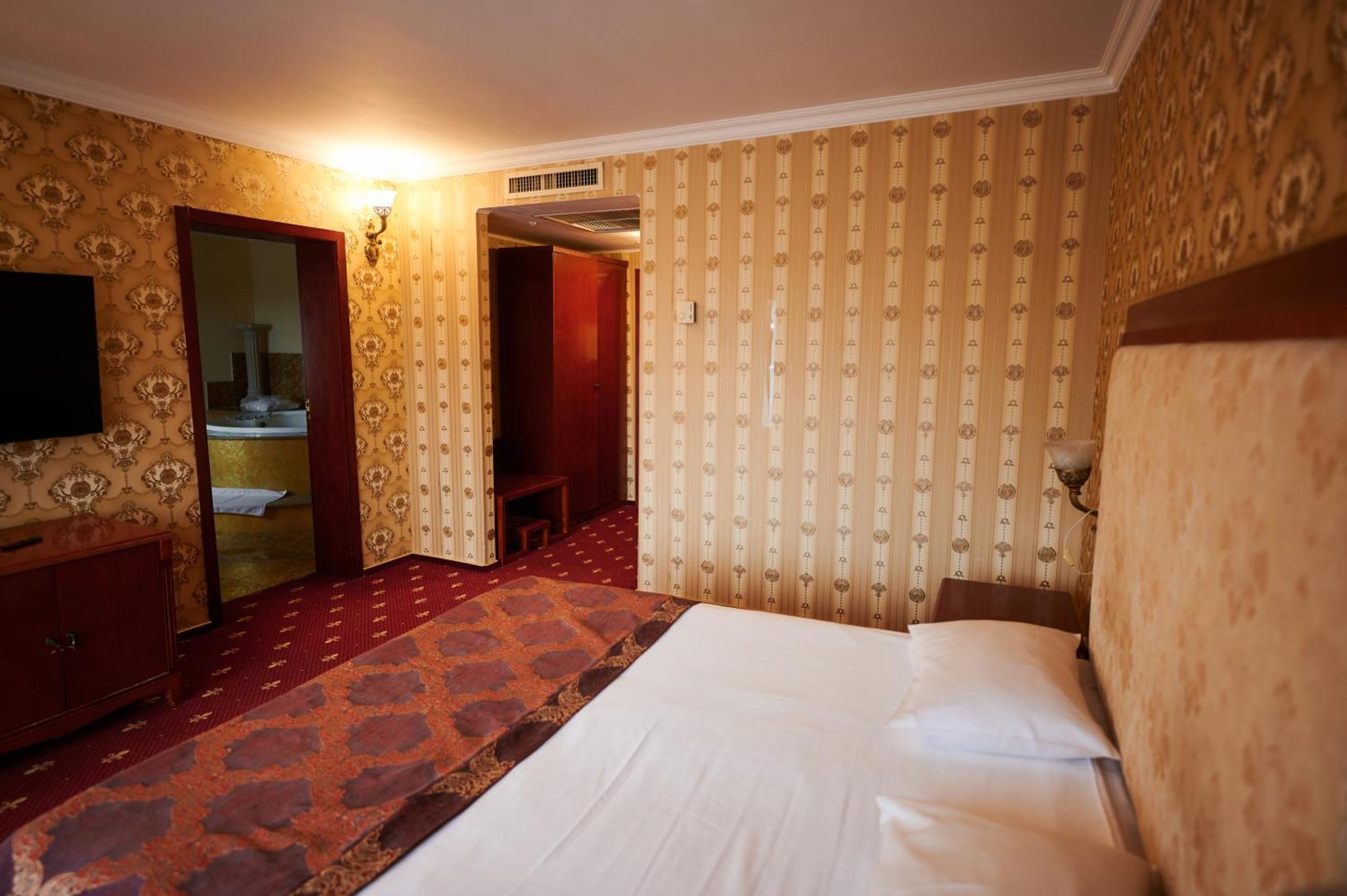 Hotel La Castel Iasi Exterior photo
