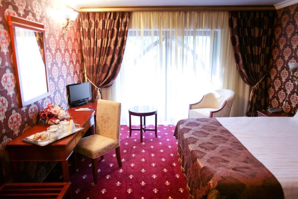 Hotel La Castel Iasi Exterior photo